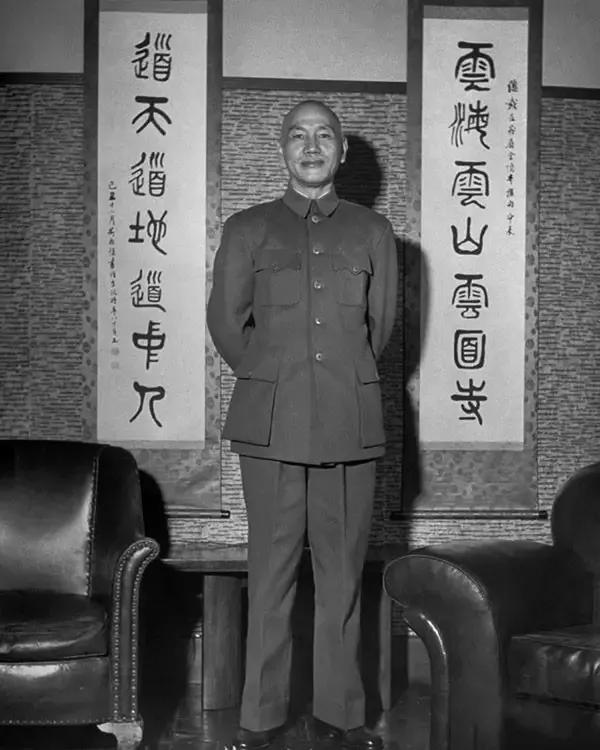 这是1950年，蒋介石及其家族败逃孤岛后的照片
