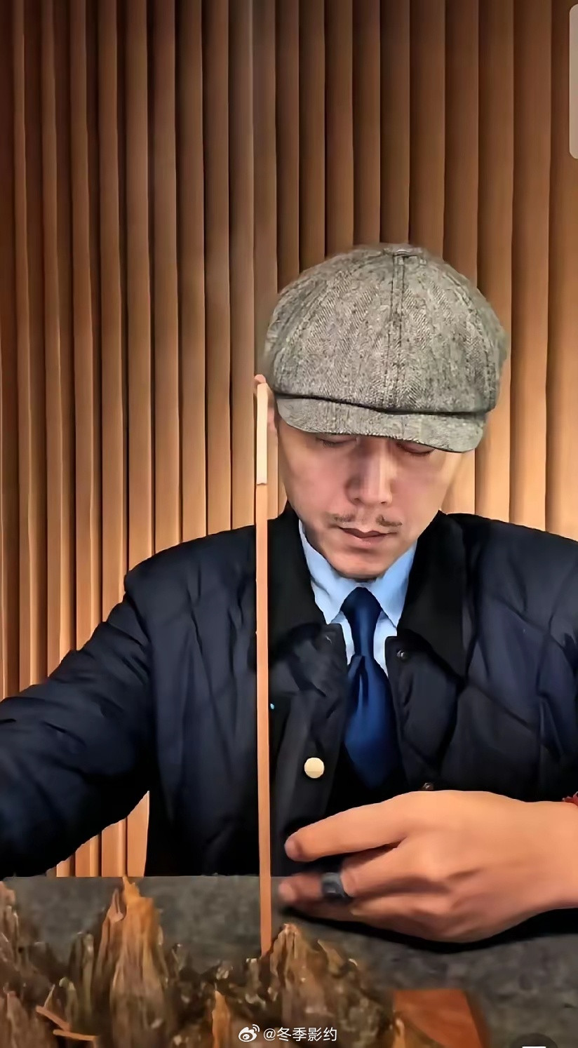 大冰在直播间里点了一道香，原因是因为张雪峰。大冰自诉在下午就知道情况了，所以特意