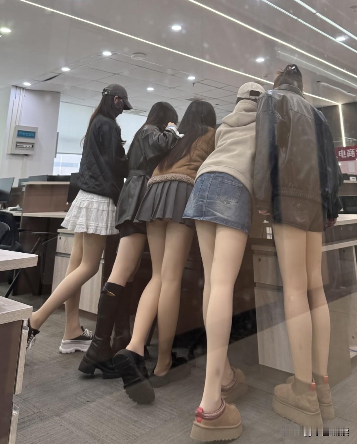 哇塞，这是什么单位啊，怎么工作人员都是大长腿美女呢？这要是有一个男同事的话，会不