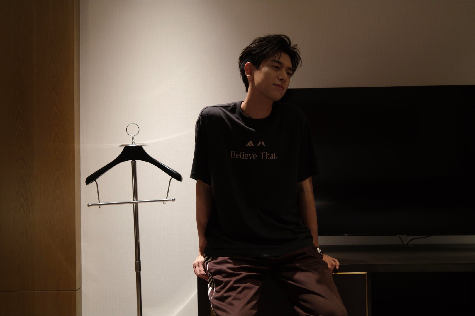 李现长风起lx李现雾里青刚下班回家，看到他在沙发上玩手机笑成那样……我也忍不
