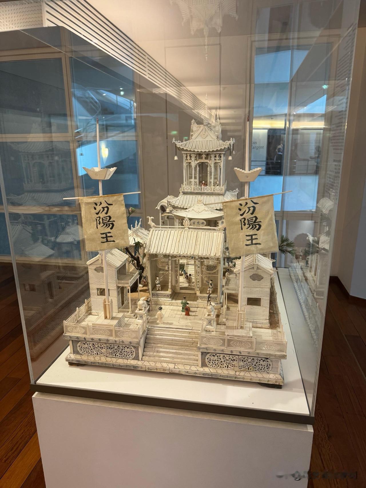 1804年，拿破仑被罗马教皇加冕为法兰西第一帝国皇帝，登基的时候，大清白嘉庆皇