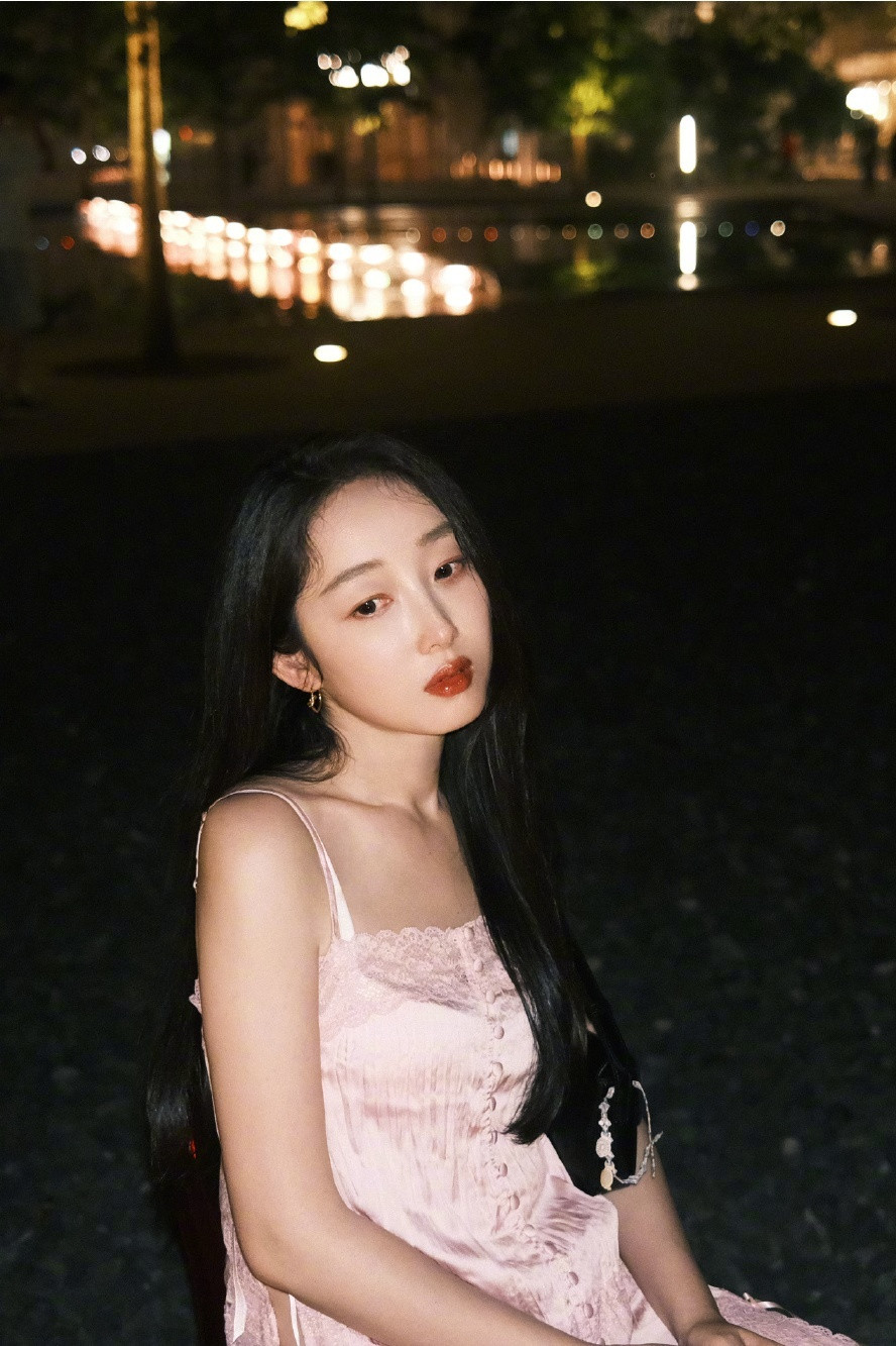 蒋梦婕，美美的氛围感，一袭吊带裙释放自如​​​