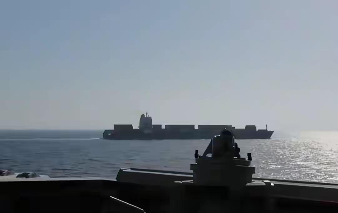 开火截停中国货船！美军在阿曼湾公然动武，中方回应一针见血一艘正常行驶在公海