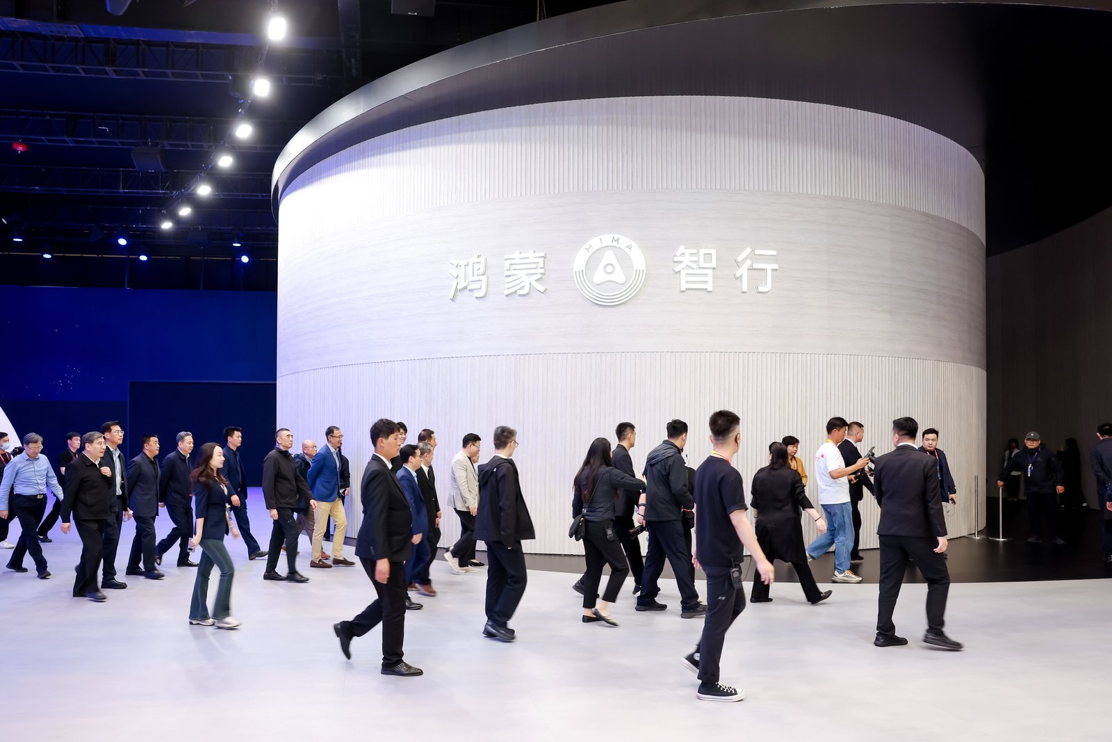 北京车展的鸿蒙现象，当技术底座成为品牌护城河