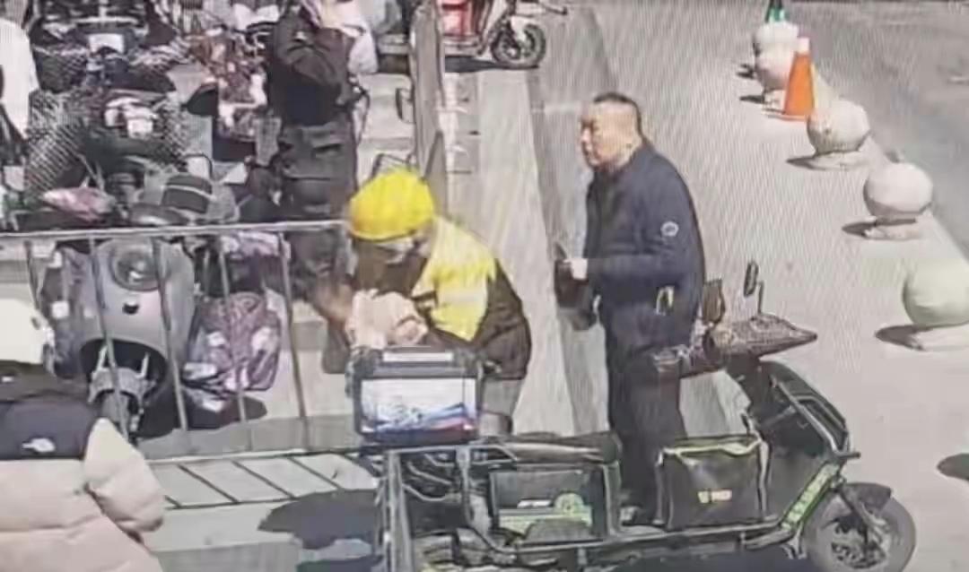 外卖小哥偶遇紧急一幕，果断出手救下孩童！太惊险了！外卖小哥在送餐时，突然发