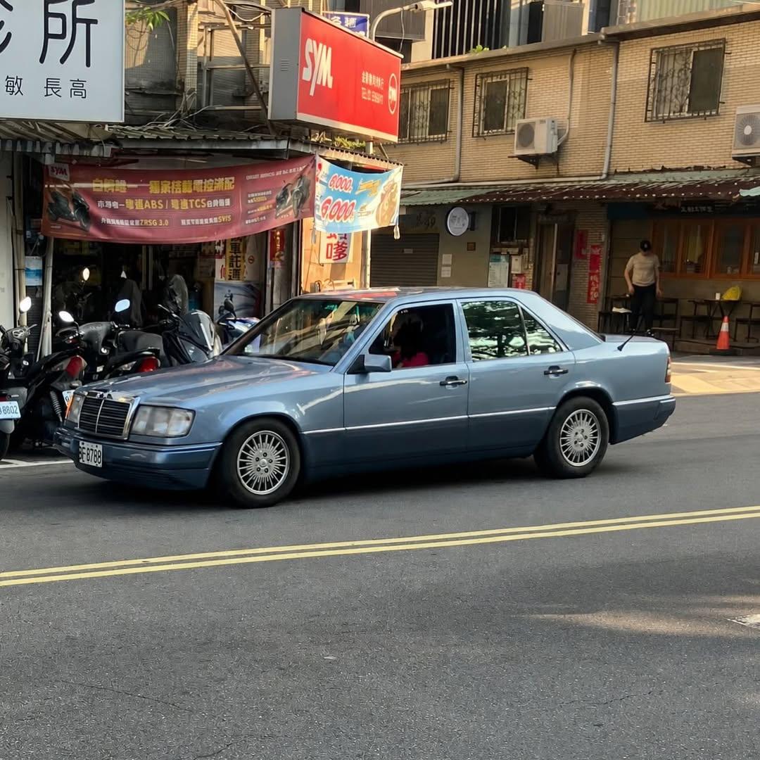 台湾街拍：奔驰W124230E当时的中级车真紧凑，比现在的E级小很多。车主
