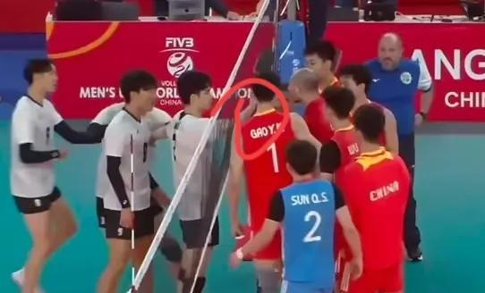 日本球员挑衅中国队险些爆发冲突！27日，在广东江门举行的国际排联U21男排世锦