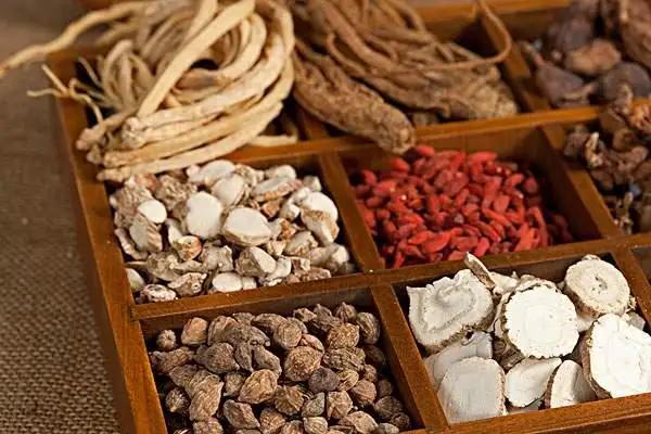 湿热不除越补越毒！最全清湿热大法，收藏这一篇就够了大家好，我是陈大夫。记住一