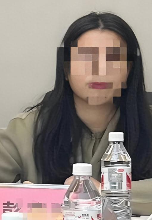 彭女士才被停职2天，荒诞的事情就出现了。现在彭女士已经停职，后续还要受纪律处