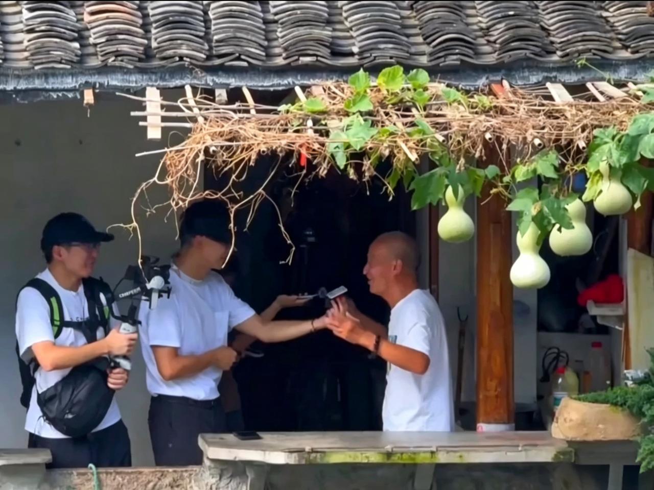 现实版葫芦娃火了！爷爷：我本来想摘来吃的浙江绍兴书圣故里，75岁的陈爷爷怎