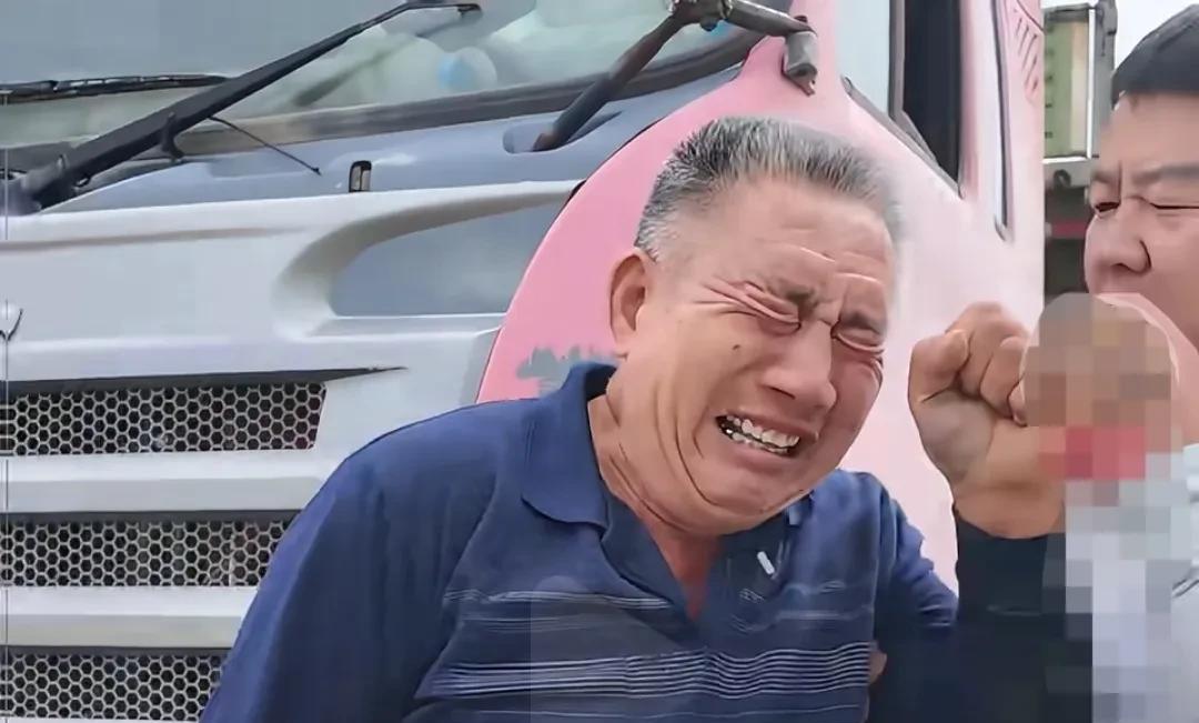 卡车界唯一硬汉，时隔12年再次和他那辆车合影，泣不成声。多少委屈，无人能知。每