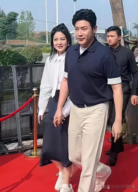 三十年弹指一挥间，当年那个超级帅哥陆毅，转眼已经变成了身材比较魁梧，皮肤松弛的中