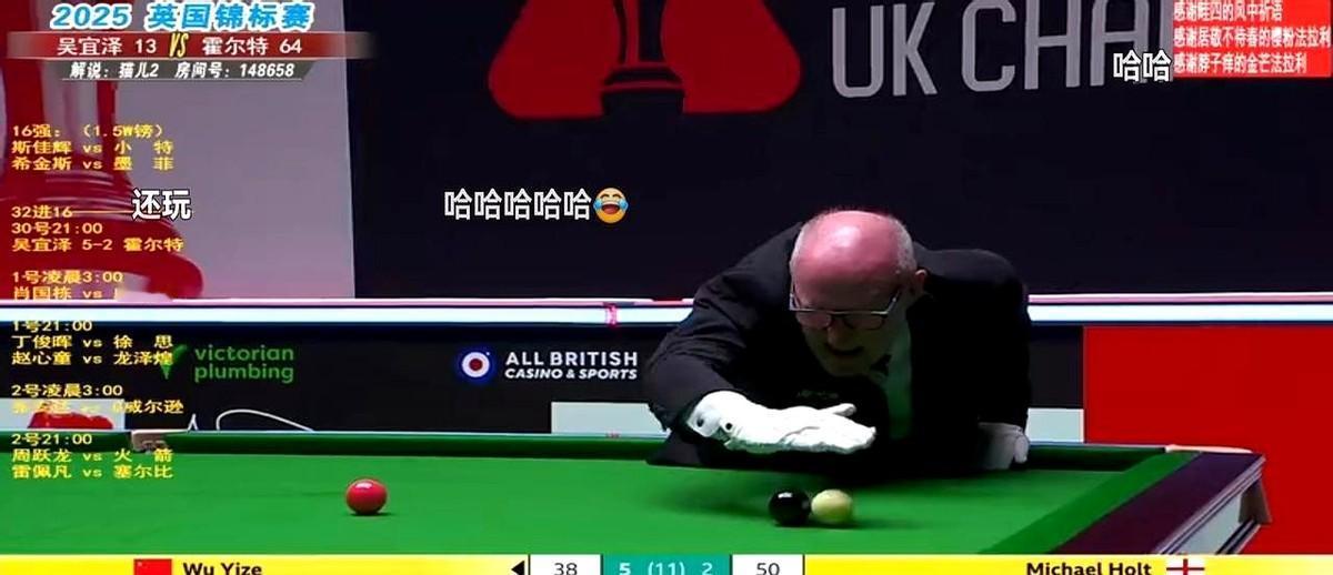斯诺克史上最和谐搞笑的一幕。在英锦赛上，我国小将吴宜泽与裁判就是否贴球发生争