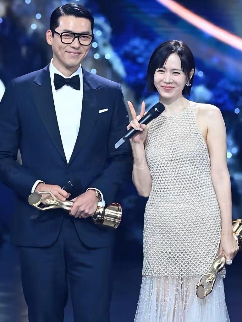 睡醒后的惊喜是不是全网都知道了44岁的玄彬孙艺珍，同时站上影帝影后领奖台，创下青