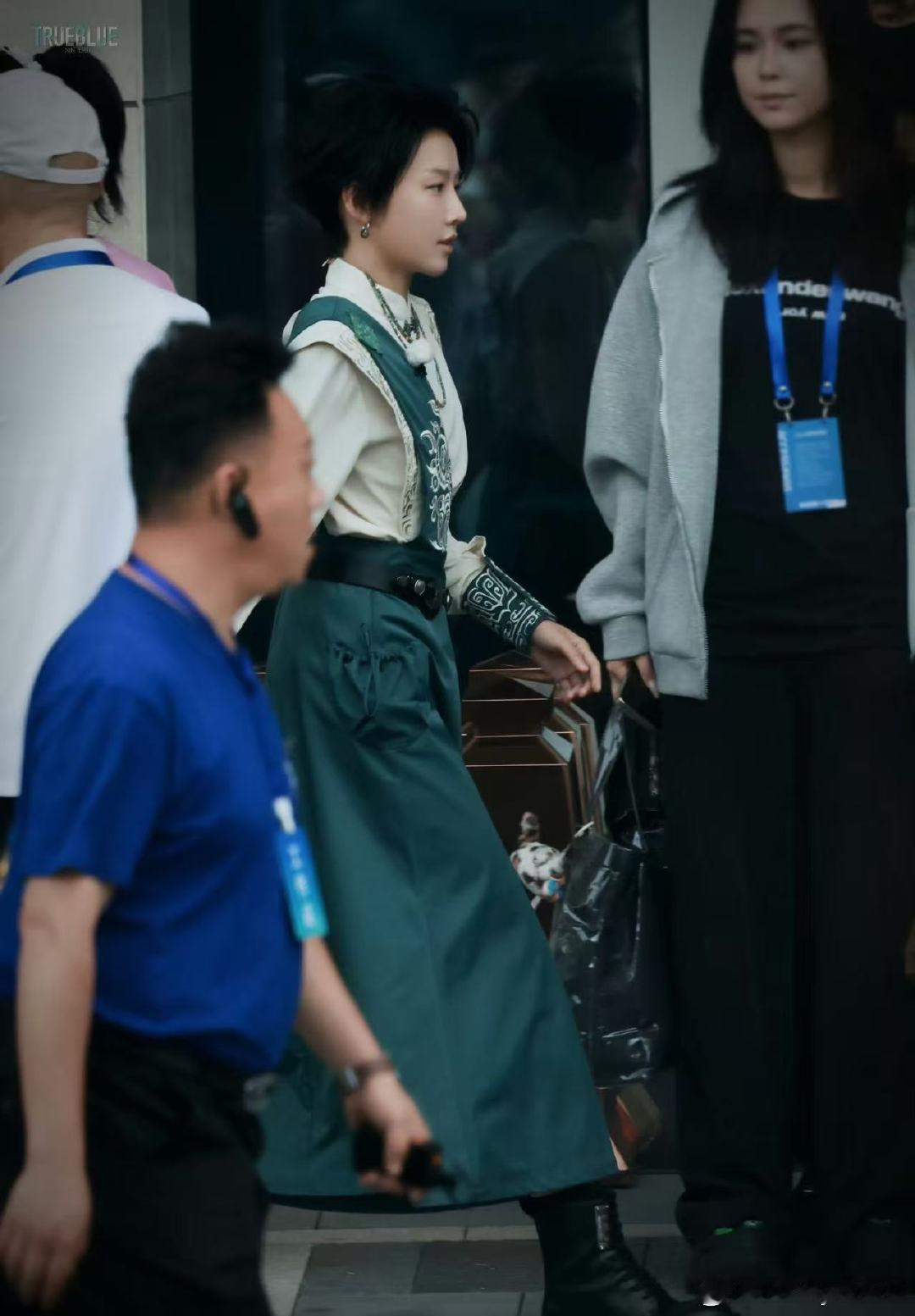 刘雨昕跑男首秀奔跑吧刘雨昕跑男首秀颜值气质双在线，干练短发英气满满，青铜纹长裙