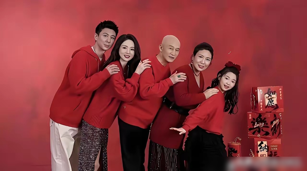 张维伊这脸，直接换了个人。董璇妈妈晒全家福，一屋子红衣服，张维伊站董璇父母中间，胳膊还挽着老丈人。网