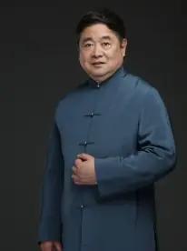 🌞2012年，故宫院长单霁翔第一次去库房时，旁边跟着两个虎背熊腰的保安，单