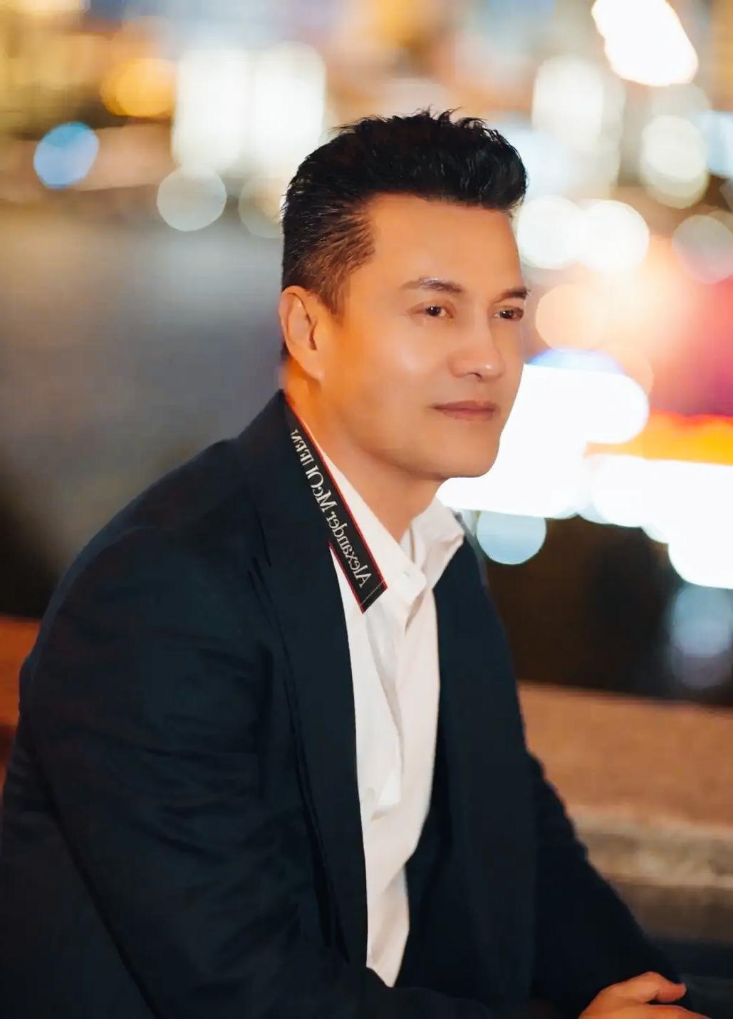 70岁的吕良伟最近又在香港半马赛道上刷屏了，21公里跑下来步履生风，肌肉线条紧实