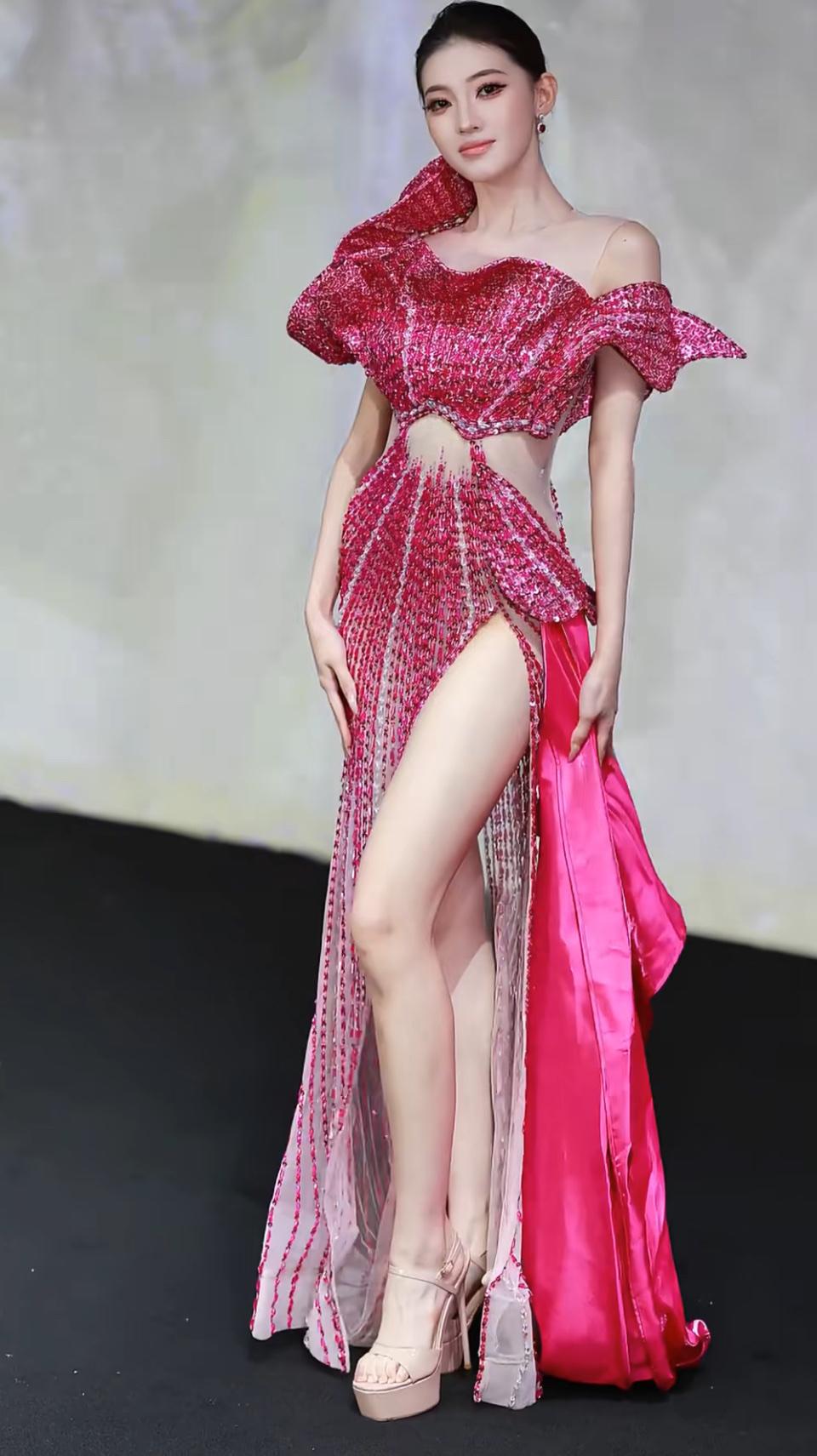 这场秀的礼服也太惊艳了吧！玫红色亮片+透视剪裁直接把“明艳大气”焊在身上，露