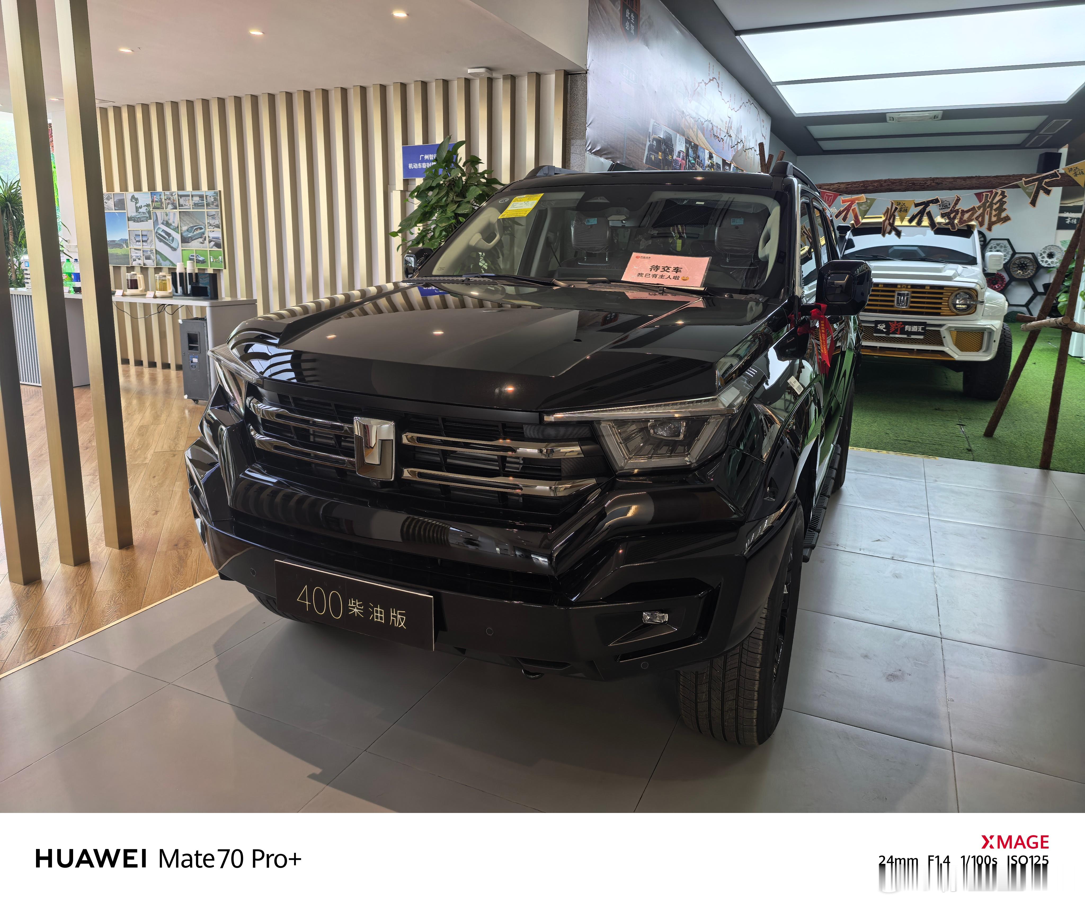 谁啊,这么有品味。内外全紫的柴油坦克400。😘😘😘