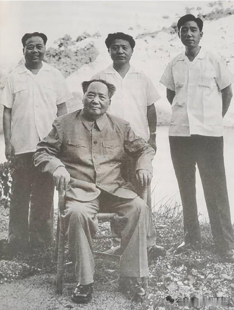 1966年6月21日，毛主席在湖南韶山老家滴水洞留影。身后三位都是毛主席的保卫人