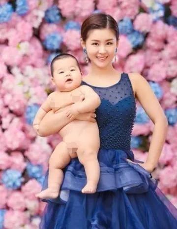 2007年，李小萌一个月没见王雷，憋了满肚子委屈跑去他宿舍质问：“你怎么这么久