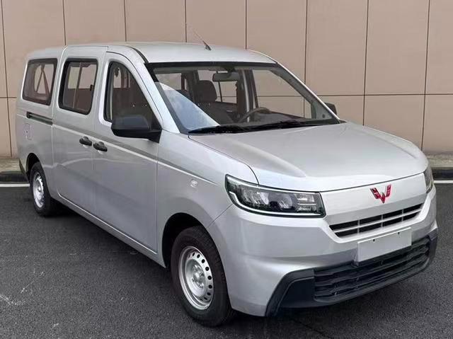 配备侧滑门，提供5/7座布局，五菱荣光L申报图曝光五菱荣光L申报图近日在工信部