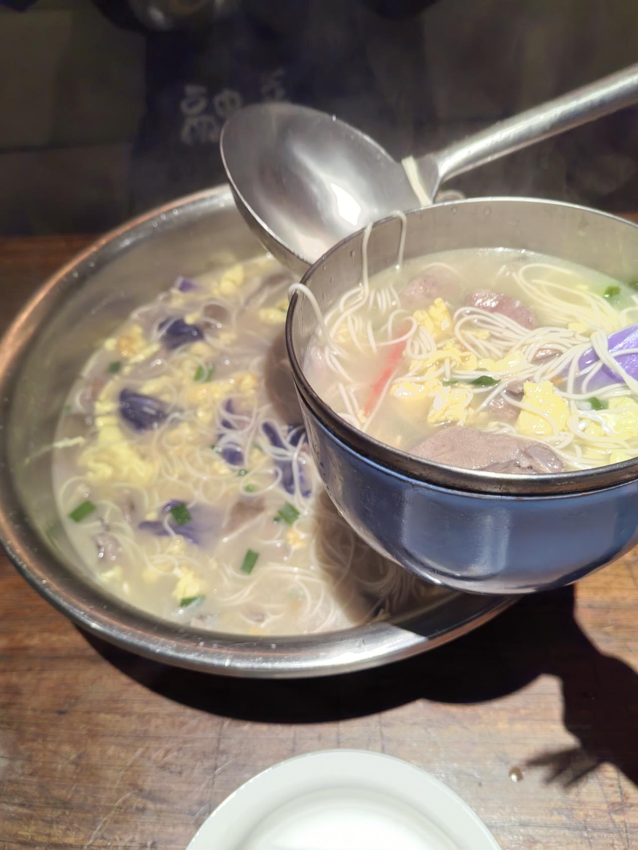 家人们谁懂啊！忙活一天下来，最治愈的就是这碗热气腾腾的面条🍜新鲜猪肝滑嫩不腥