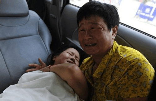 孕妇羊水破了, 情况危急, 护士说“没事, 再等等”