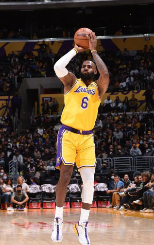 巴特勒詹姆斯互换双赢！巴特勒防守更好，而且不吃球。是非常适合东契奇的。詹姆斯搭