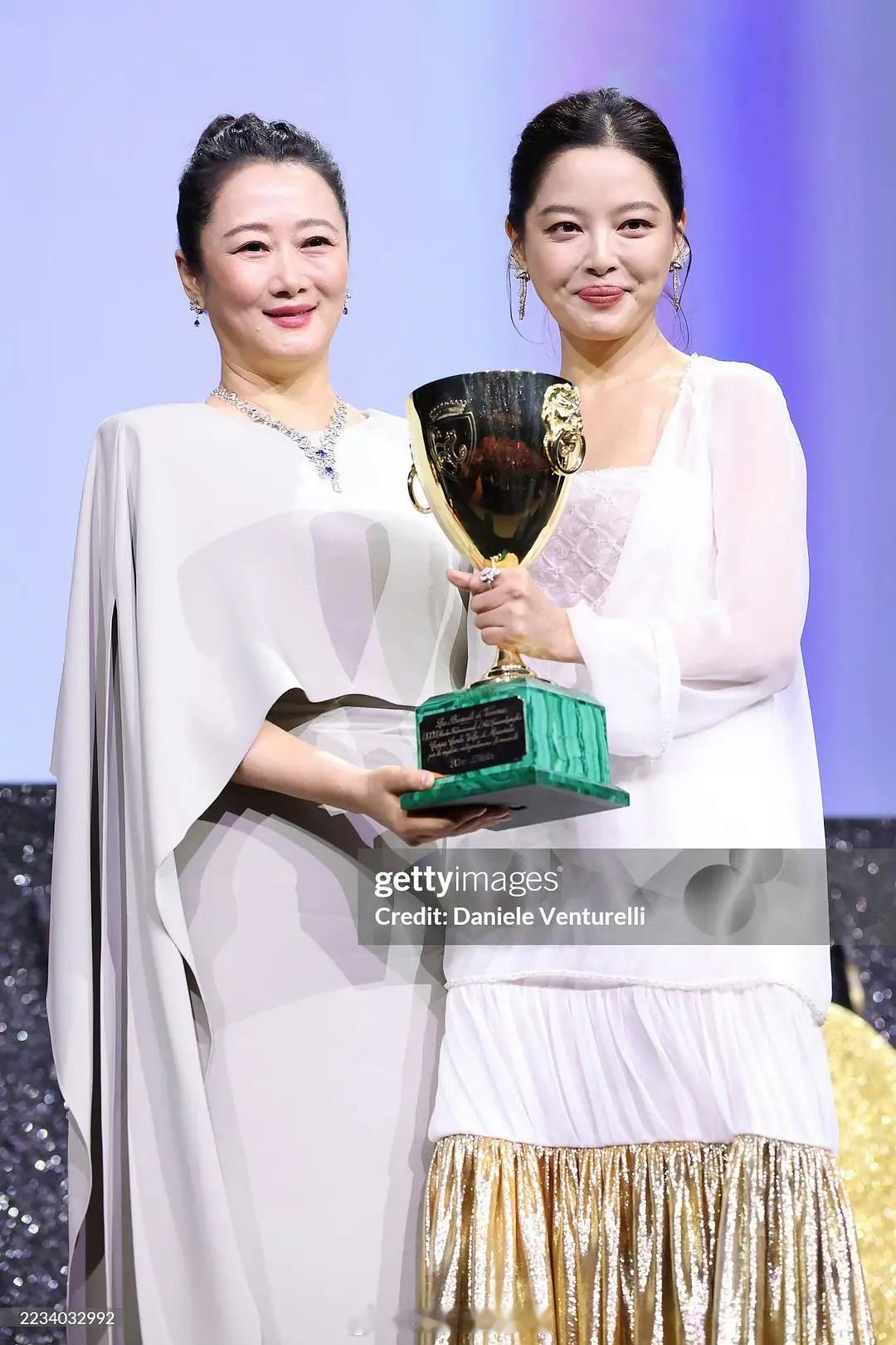 笑不行了，辛芷蕾获得威尼斯电影节影后，网友问刘冲后不后悔，还说他拍早了让影后镶边