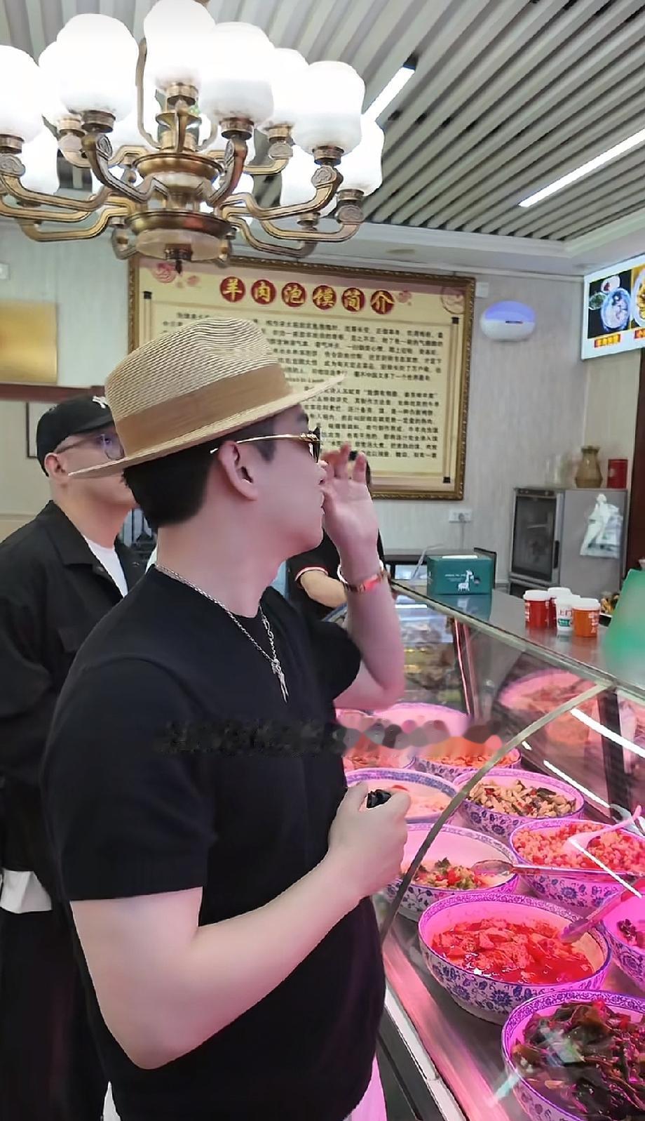曹云金的套路也太深了！他更新了一个探店的视频，准备从西安飞往上海，起飞前，进了
