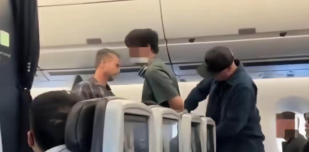 “嚣张过头了！”一拳抡出去的时候，这位当爹的八成觉得自己挺硬气。可拳头有多解气，