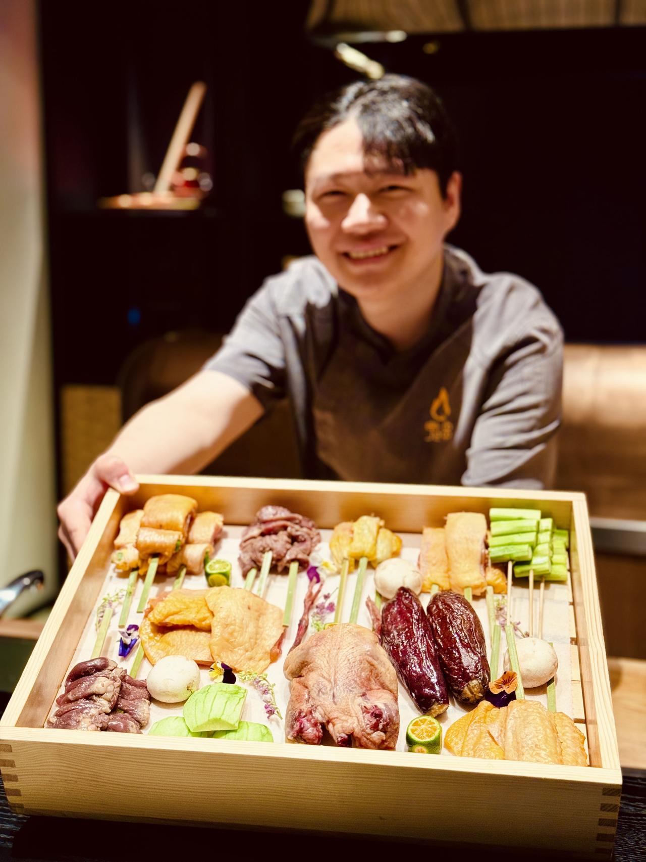 一家开在上海富人区的神仙名店朋友约饭，约吃日料。板前一共就10个位子，我们那