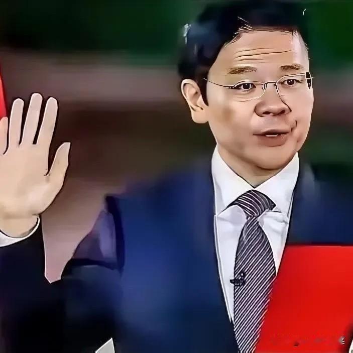 听了新加坡那位总理黄循财的这番话，实在忍不住想问一句：哪来的自信呀？近日，黄