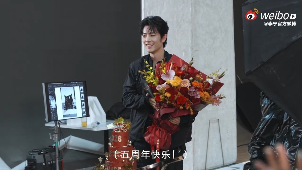 肖战被礼花吓到肖战被礼花吓到的表情肖战被礼花吓到的表情好可爱啊，被幸福包围着呢