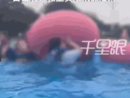 上海水上乐园造浪池，一个单身女生，身材不错，正趴在泳圈上歇脚，十几名男的看见了，