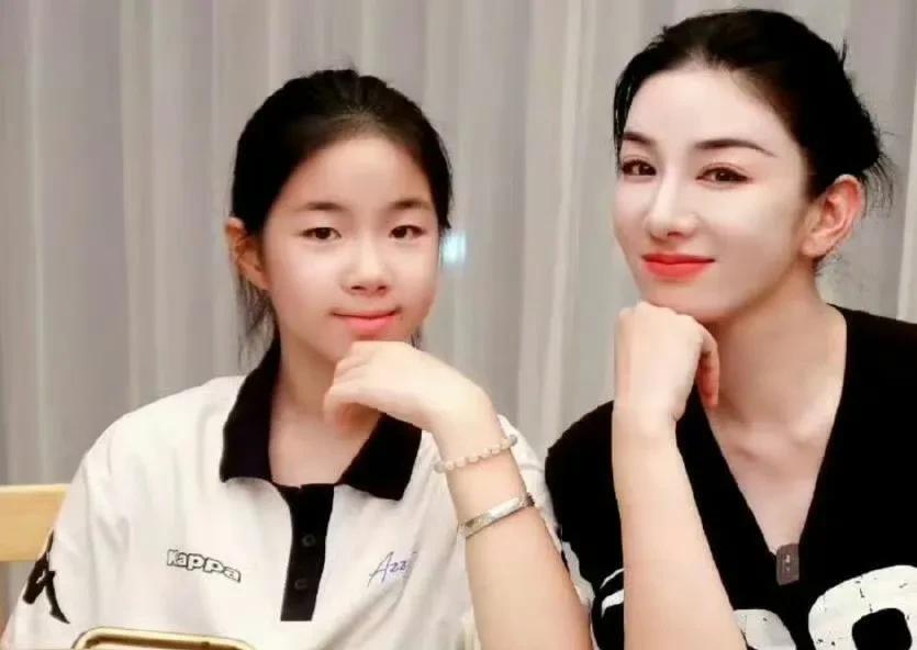 8月4日，黄奕看到女儿在韩国体验当练习生被骂后，立刻发文说女儿没有出道，请网友们