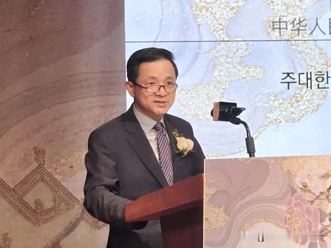 戴兵大使硬刚反华集会！李在明撕开“亲美反华”真相，韩国年轻人真不怕丢饭碗？