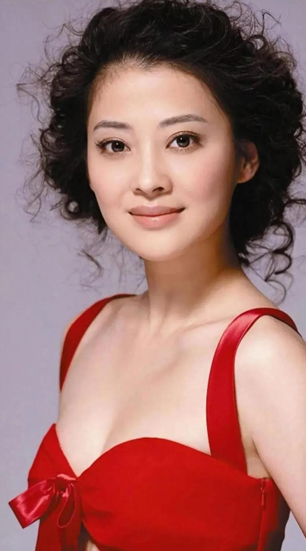 美人在骨不在皮，梅婷连低头沉思的样子，都是一幅画。梅婷这种美，不声张，自有分