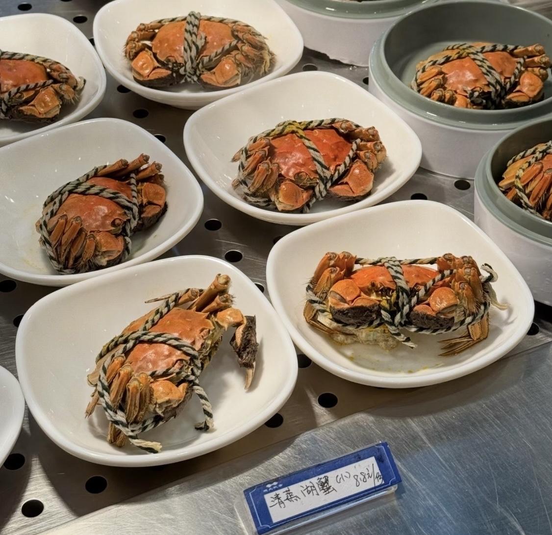最近浙江大学食堂因为螃蟹价格上了热搜——一只清蒸螃蟹只要8.8元，大的也才12.