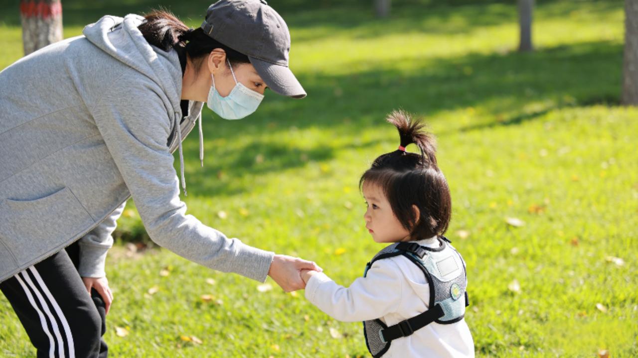 王鸥公园带娃被偶遇母爱爆棚引热议生父身份成谜还牵出育儿新观念12月10