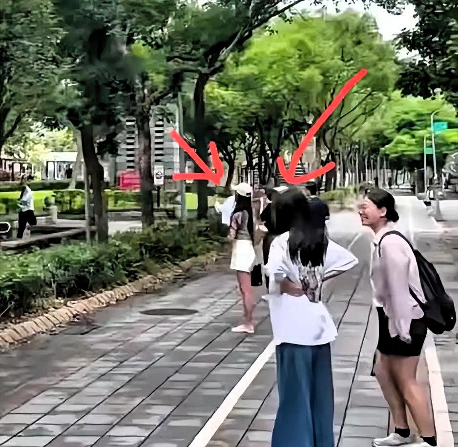 汪小菲跟12岁女儿玩取关。她没回关他，他反手取消。当爹的跟孩子比谁更幼稚。小