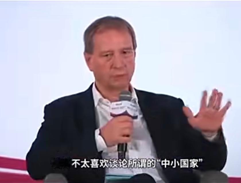 “我并喜欢谈论所谓的小国，世界上除了中美，其他的都是小国！”美国教授在新加坡