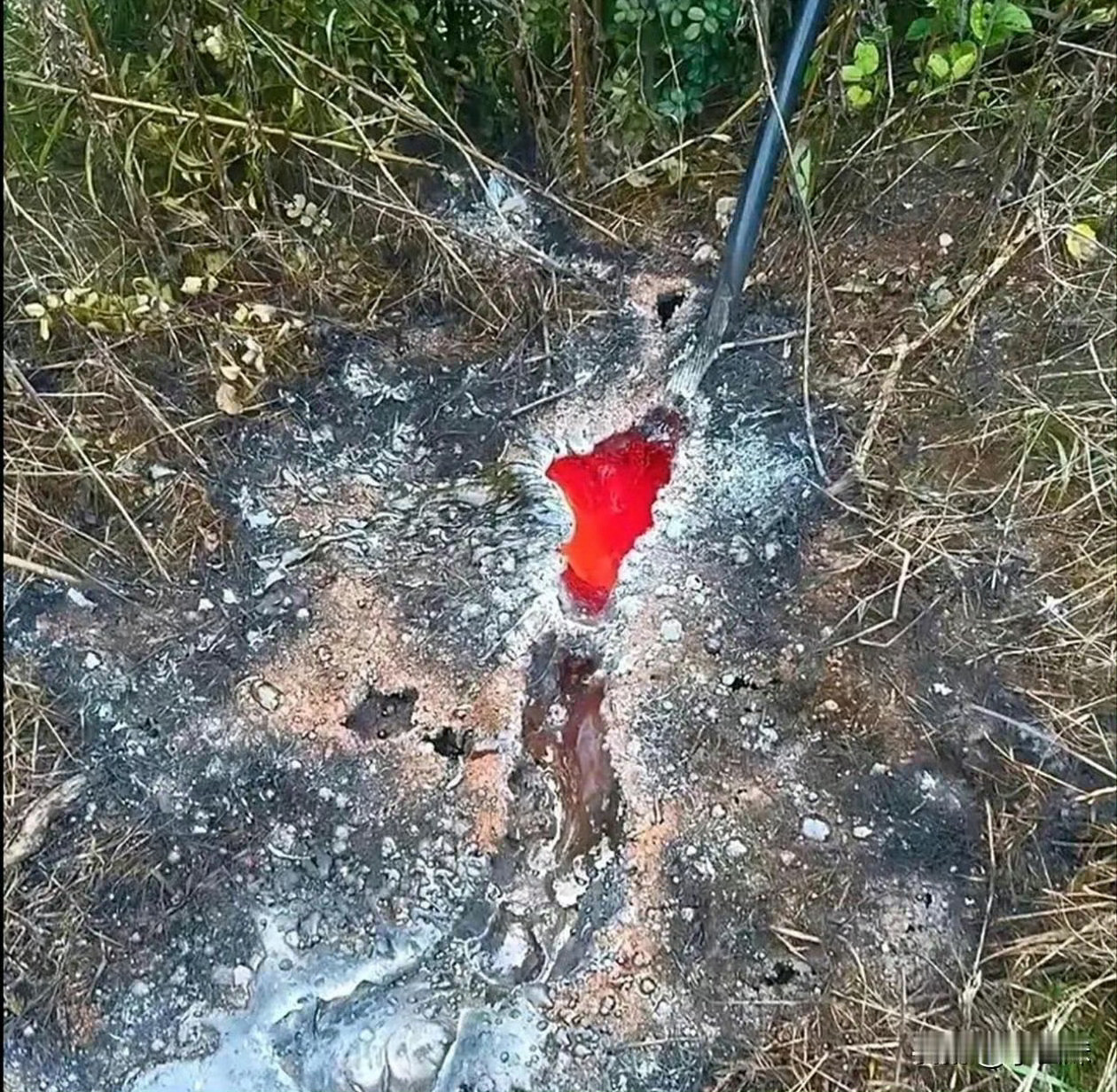 高压电的威力真是吓人啊，水泥都融化了