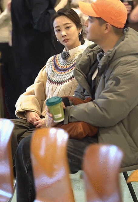 李纯夫妇录综艺马頔不理老婆还装睡李纯嘟囔了几句后，黑着脸拿手机跟人吐槽。《妻