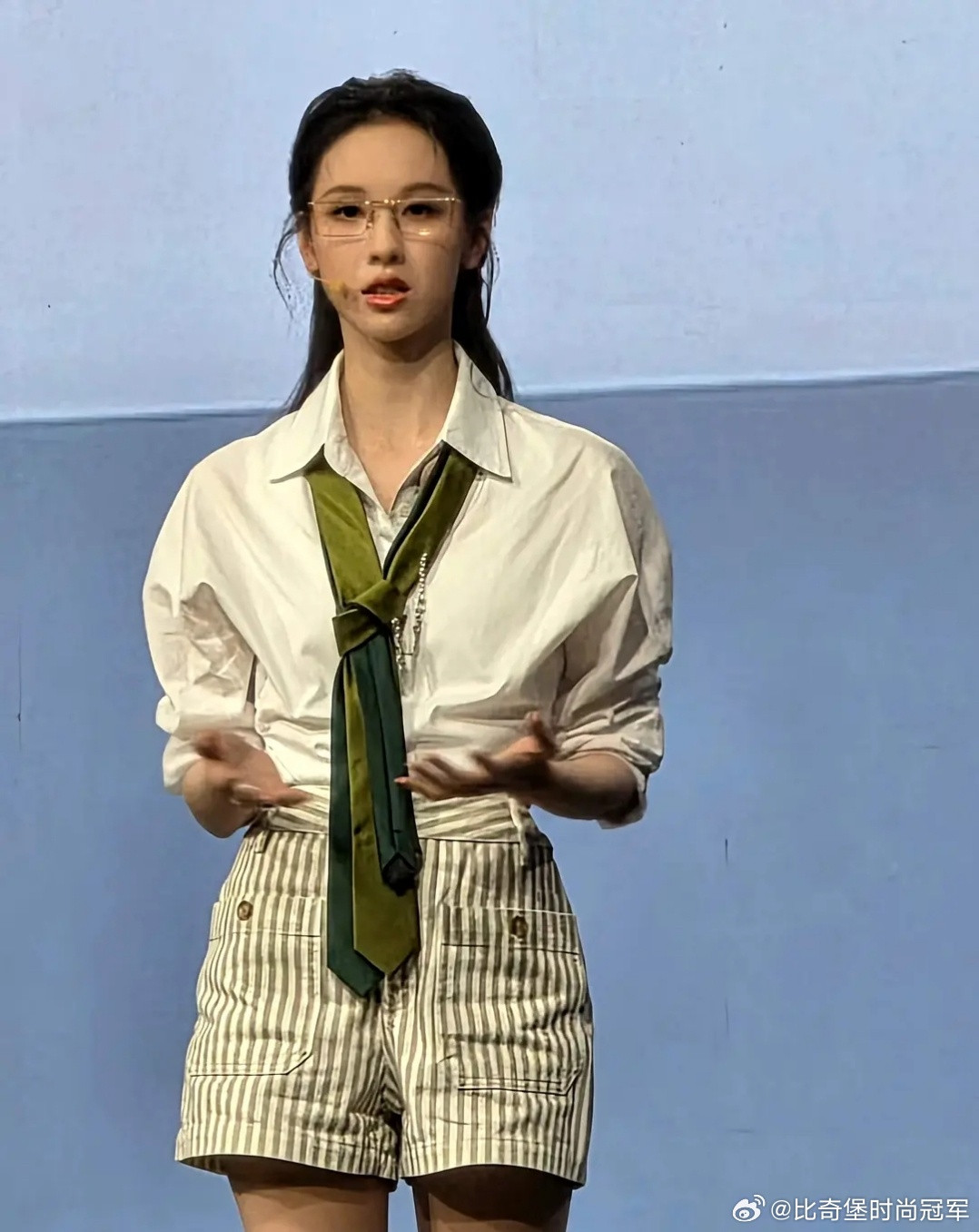 陈都灵是挺美的，但是湿发适合拍写真，现场感觉头发显油。