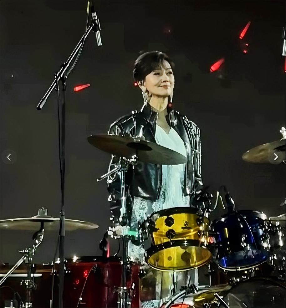 我婆婆看了赵雅芝的最新视频72岁的赵雅芝在台上穿皮衣打架子鼓她叹了一口气