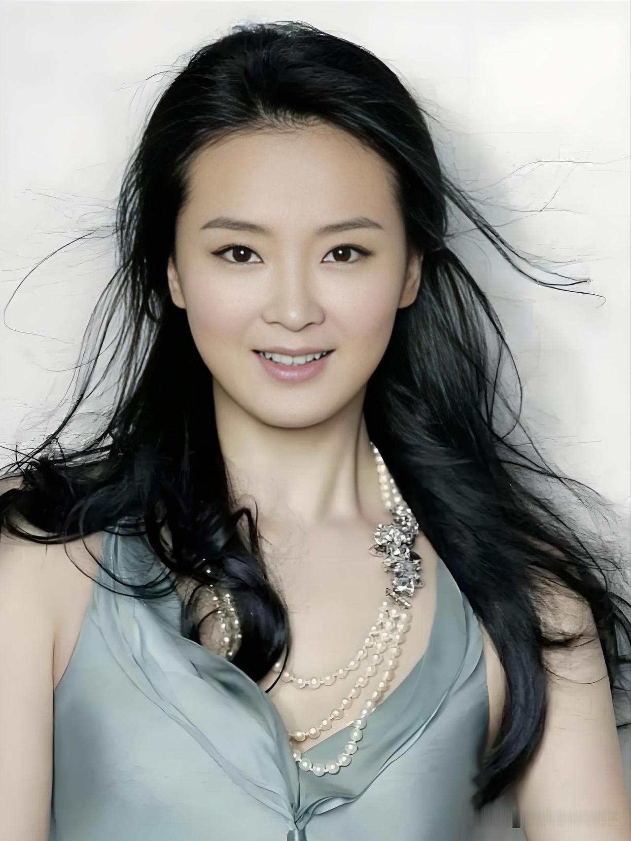 王艳，"晴格格"扮演者。凭《还珠格格》走红，温婉气质动人，是观众心中的白月光。人