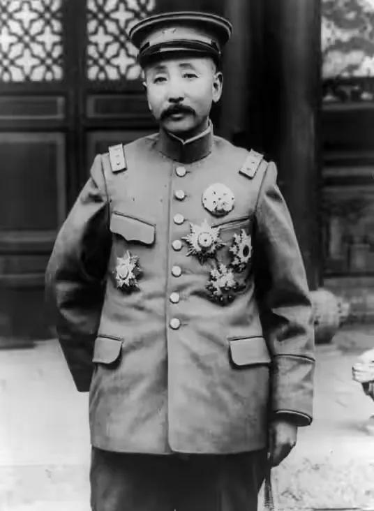 1924年，张作霖8岁的儿子张学思在学校被老师打了十下手板，张学思哭喊着“我爸是